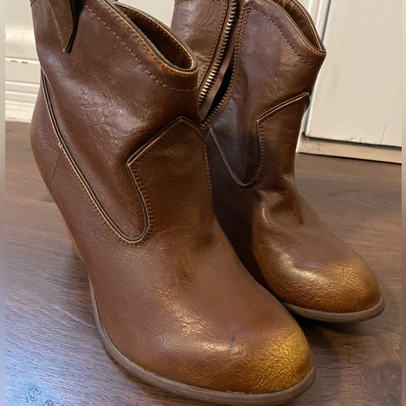 NOT RATED. HEELED ANKLE BOOTIES! SIZE 9 - Picture 2 of 11